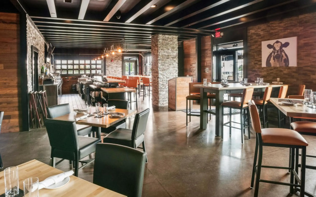 Cobblestone Hotel & Suites - Appleton International Airport