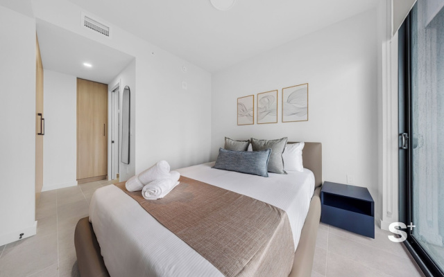 Sleek 1-BR & Den in Central Downtown