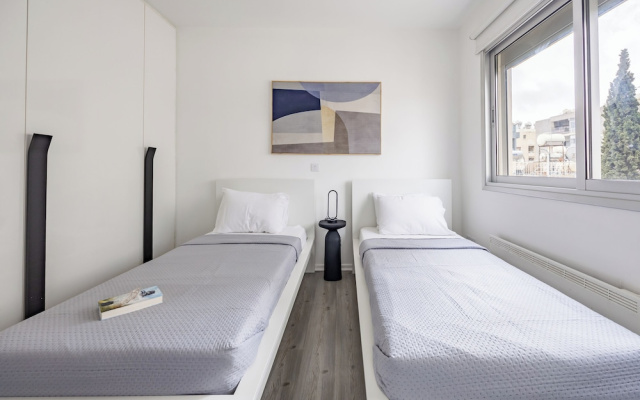Vasileos Konstantinou Modern 2BR City Apartment With Balcony