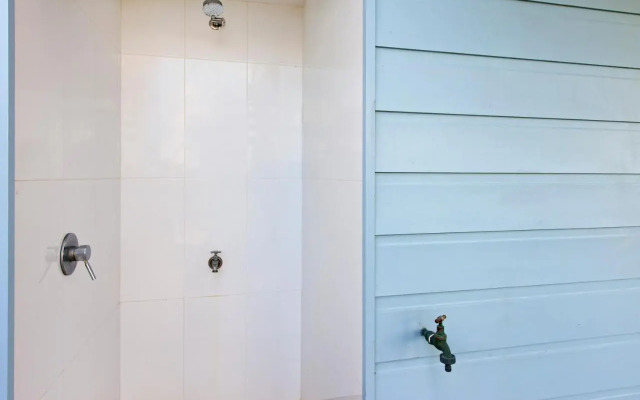 Middle Rock Beach House - Beach Front, Lake Cathie