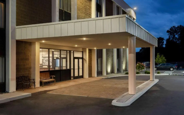 Super 8 Liverpool/ Syracuse Area