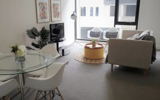 Luxury 1 Bedroom 1 Study With 1 Parking