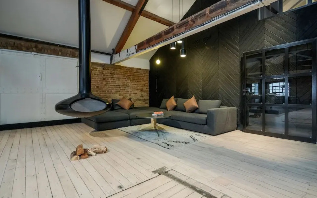 Skyline Water Front Penthouse Apartment