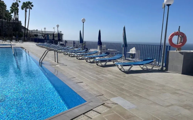 Sunny Modern Apartment - Sea View and Beach Access