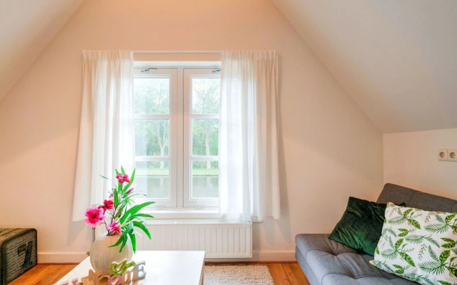 Cozy Holiday Home by the Canal in Dwingeloo