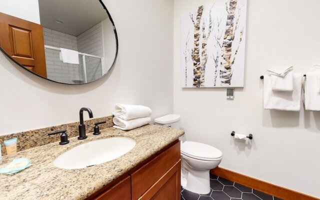 Timbers 6 Updated and Pet-Friendly, Private Jacuzzi, Private Garage by RedAwning