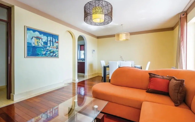 Beautiful Home in Icici With Wifi and 3 Bedrooms