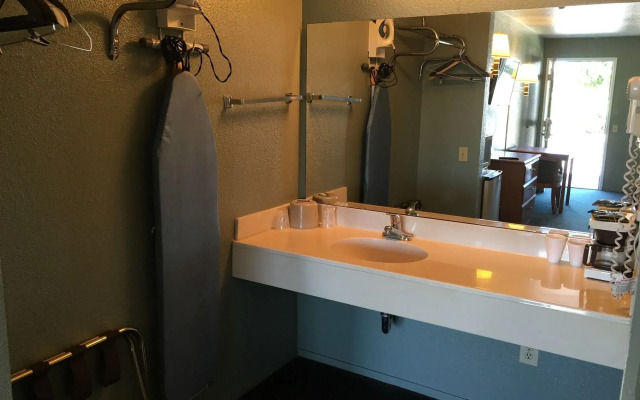Applegate Inn