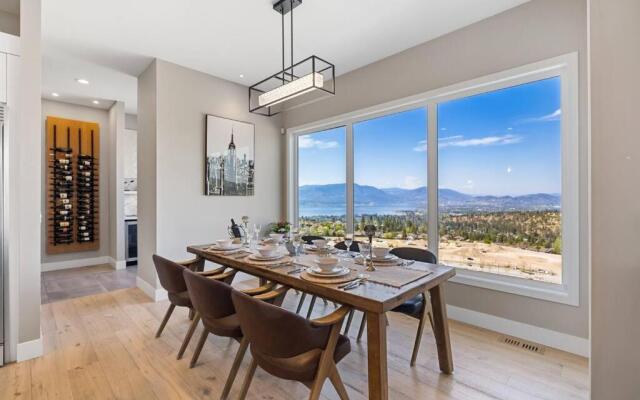 Newly Modern House w/ urban landscape of Kelowna!！