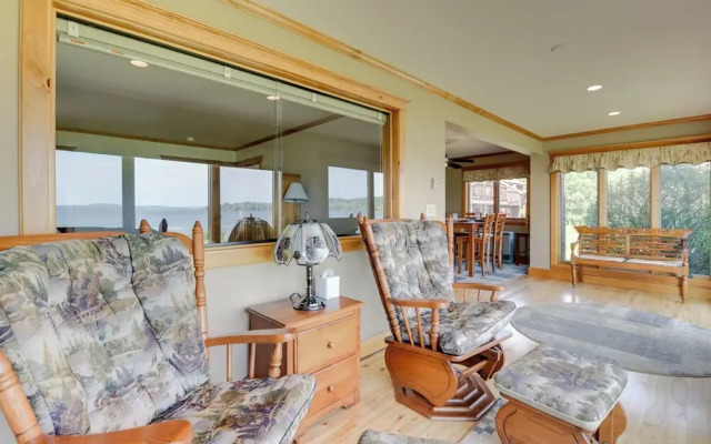 Pool Access: Waterfront Lake Memphremagog Condo!