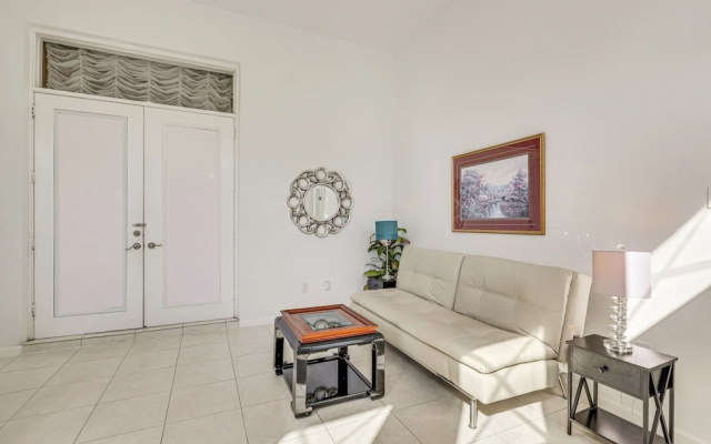 Near Apollo Beach! Bright Apt w/ Essentials