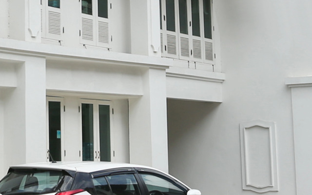 B2 Riverside Colonial Hotel