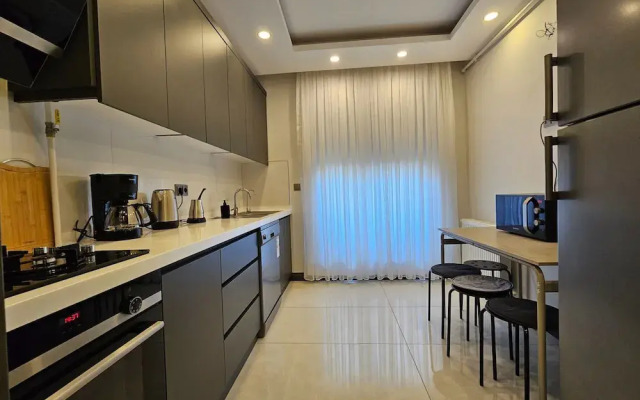 New Flat Large Living Space 2-5 Near By Lara Beach