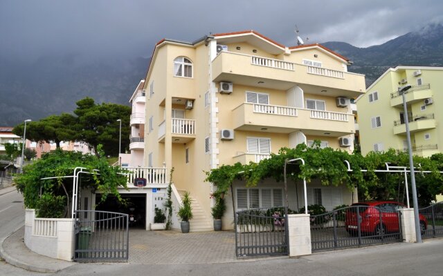 Studio apartment Ivi - big parking and courtyard SA5 Makarska, Riviera Makarska
