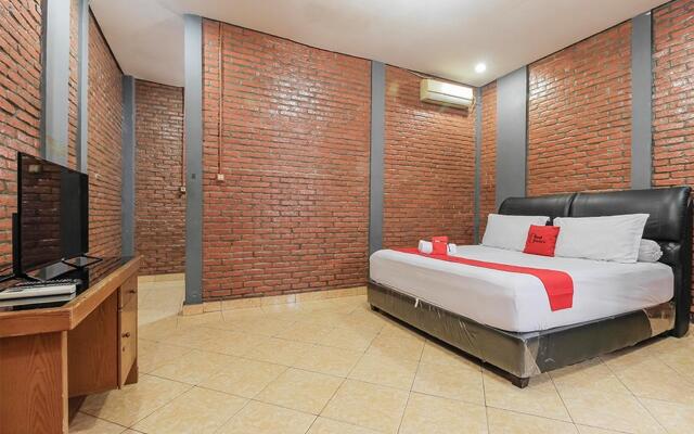 RedDoorz Plus @ Ampera Raya