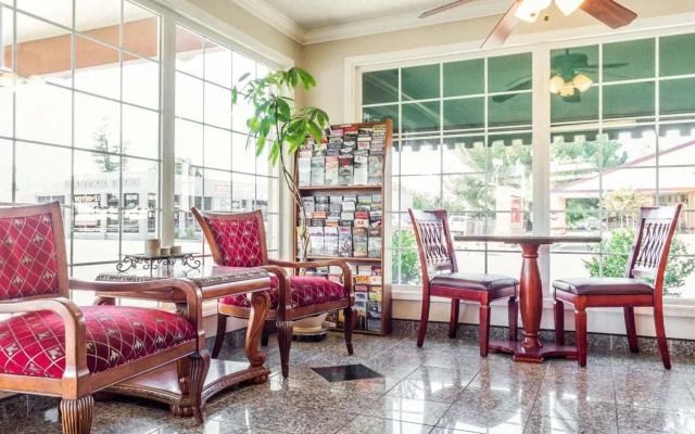 Econo Lodge Woodland near I-5