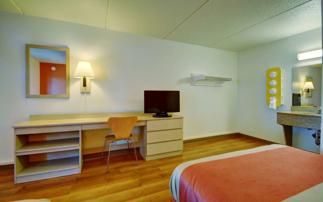 Motel 6 Chicopee, MA - Springfield