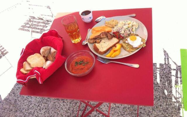 La Maison Rouge - Backpacker Hostel