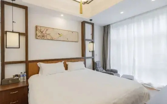 Hoary Moon Residence