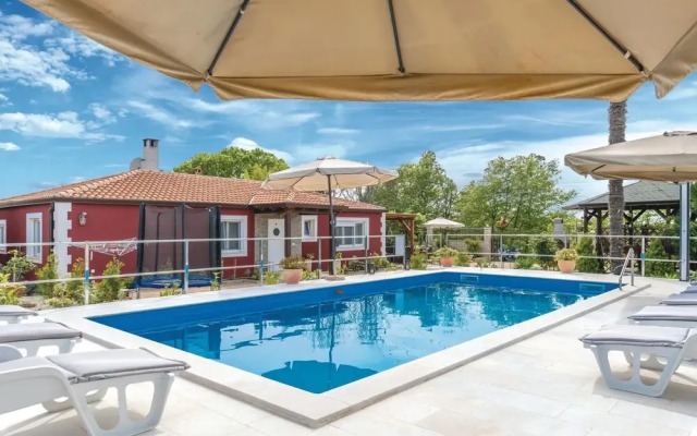 Stunning Home in Novigrad With Wifi and 4 Bedrooms