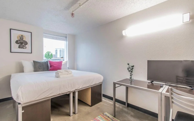 Texas State Capitol Flat- Social Living + Pool