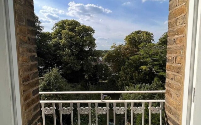 Stylish 1 Bedroom Top Floor Apartment in Highgate