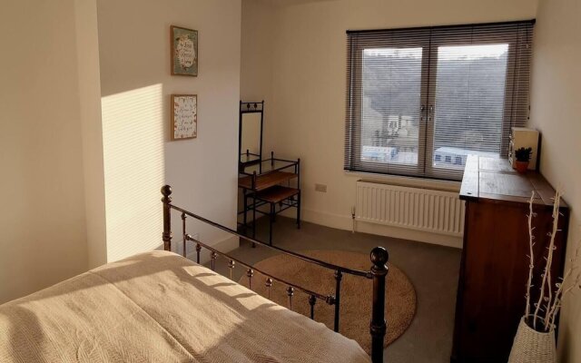 Modern 4-bedroom Townhouse With Private Garden