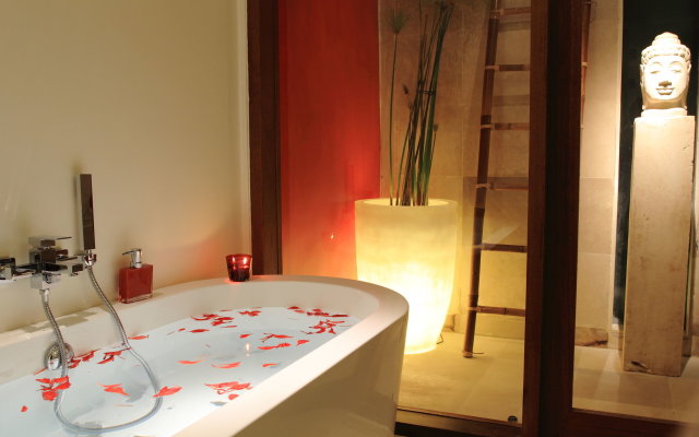 Rouge Bali - Lounge Bar, Villas & Spa