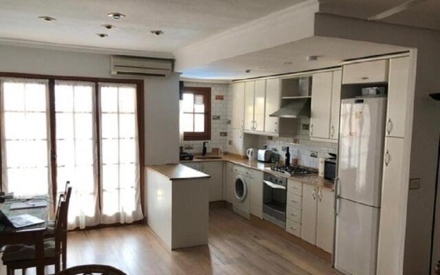 Valencia, Ideally Located 3Bed-2Bath Apart.Few Mints Walk From Beach,Pool,Shop.