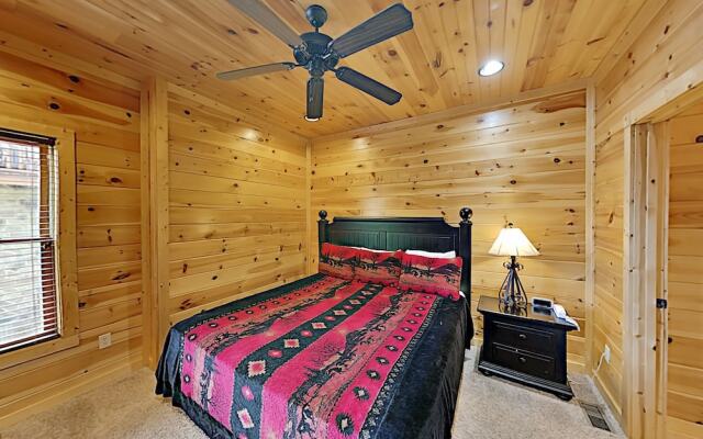 Gatlinburg Falls W/ Hot Tub & Big Views! 2 Bedroom Cabin