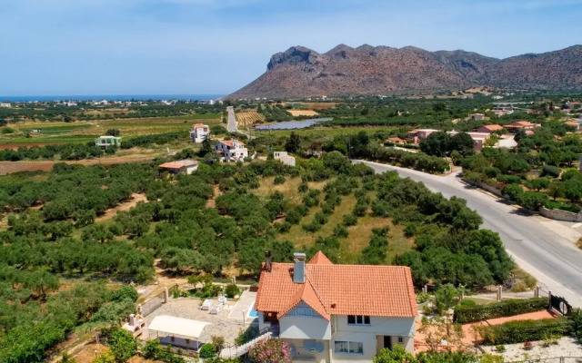 Villa Elihrisos-private Heated Pool Near the sea