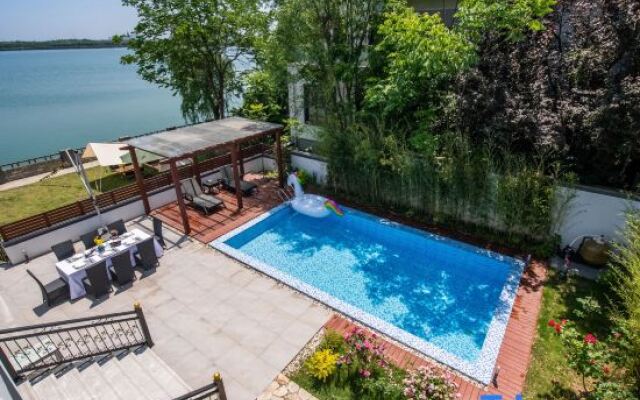 Yunshuige Lake View Pool Villa