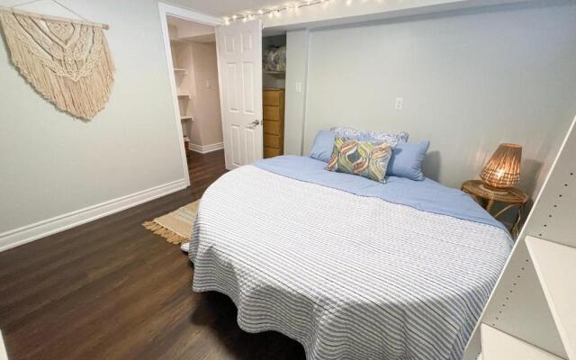 Spacious & Renovated 1BD Suite w/parking