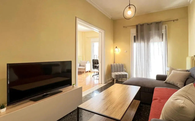 Chiou Spacious 90sqm apt in Athens