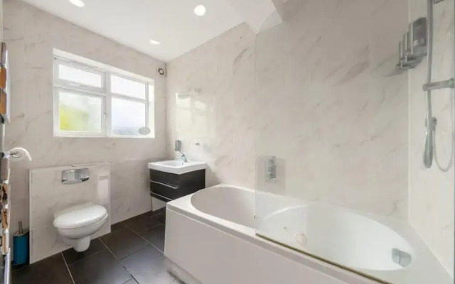 Tranquil and Lovely 5 bed House in Barnet