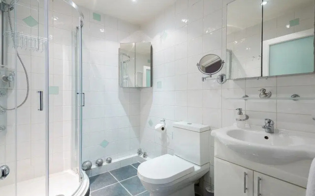 Platinum Apartment in West London 9955
