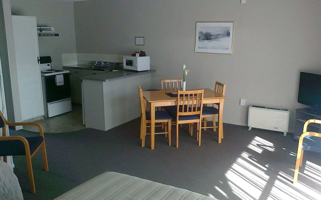 Cobblestone Court Motel – Wenzel Motels