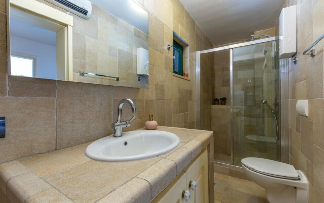 Beautiful Home in Mimice With Wifi and 3 Bedrooms