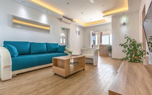 Nice Home in Makarska With Wifi and 2 Bedrooms