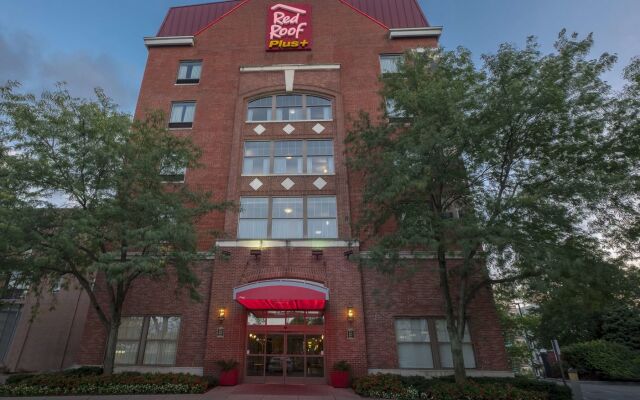 Red Roof Inn PLUS+ Columbus Downtown-Convention Center