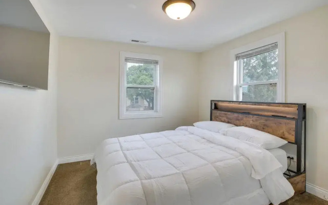 Dog-friendly Blue Island Apt w/ Backyard!