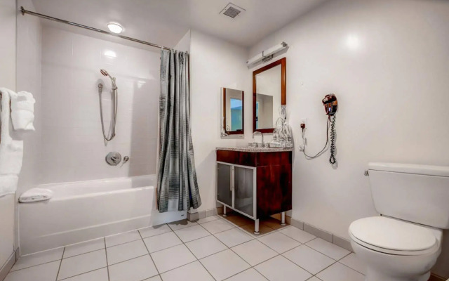 Global Luxury Suites at Kenmore Square