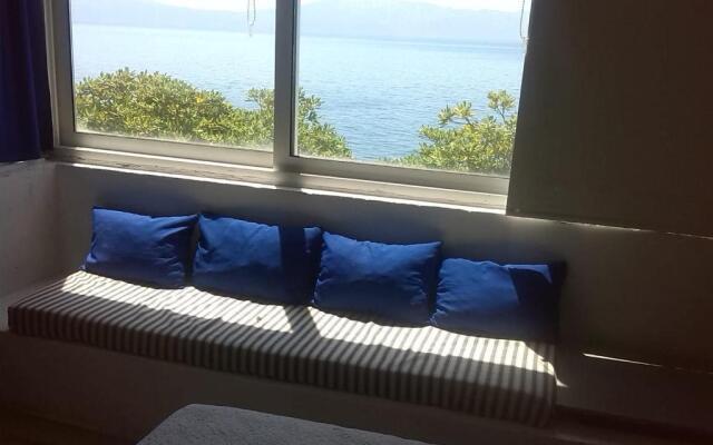 Drvenik, Apartman 1m from sea