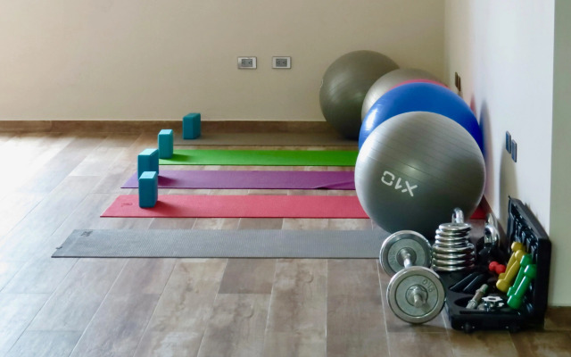 Palmarena Rooms and Residences - Long Stay Comfort with Parking, Sauna, Gym and Pool (Steps from 5th Avenue)