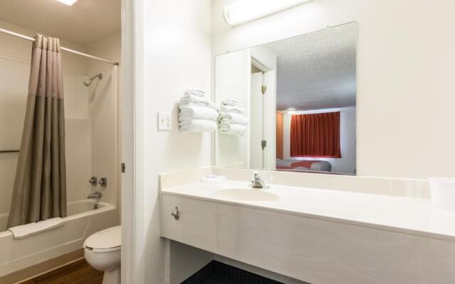 Travelodge by Wyndham Lansing