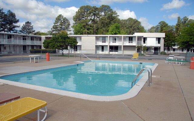 Quarterpath Inn & Suites