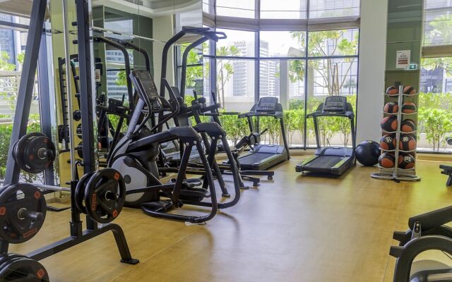 Elegant Apartment Amidst Vibrant Area with Balcony