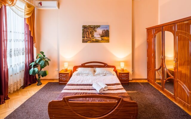 Three rooms in the center on Kulisha