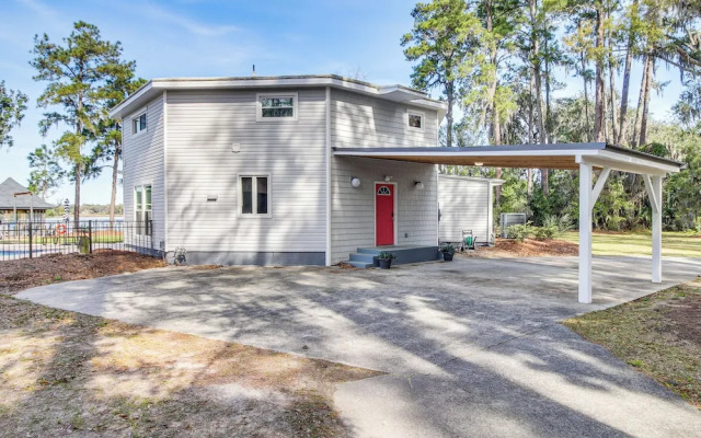 Riverfront Savannah Getaway w/ Pool & Dock!