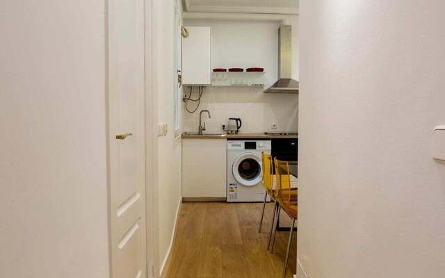 Cozy Apartment for 4 near Sol